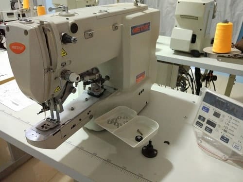 Button attaching machine