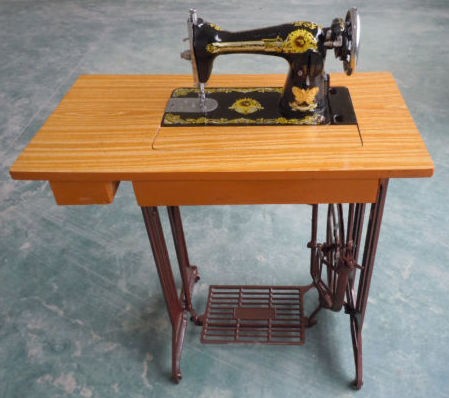 Manually operated sewing machine