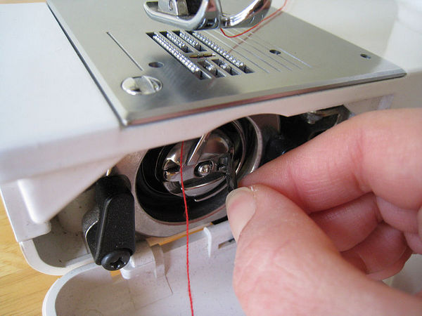 Inserting the bobbin case into the bobbin driver